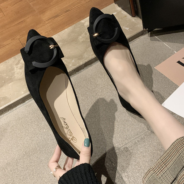 Sieviešu ikdienas apavi no eko zamšādas ar plakanu zoli smailu modeli