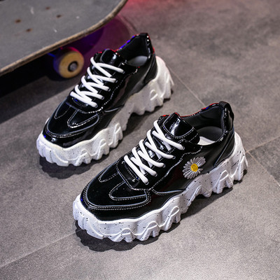 Νέο μοντέλο αθλητικά παπούτσια και πολύχρωμα κεντήματα