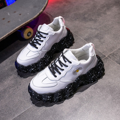 Νέο μοντέλο αθλητικά παπούτσια και πολύχρωμα κεντήματα