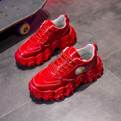 Νέο μοντέλο αθλητικά παπούτσια και πολύχρωμα κεντήματα