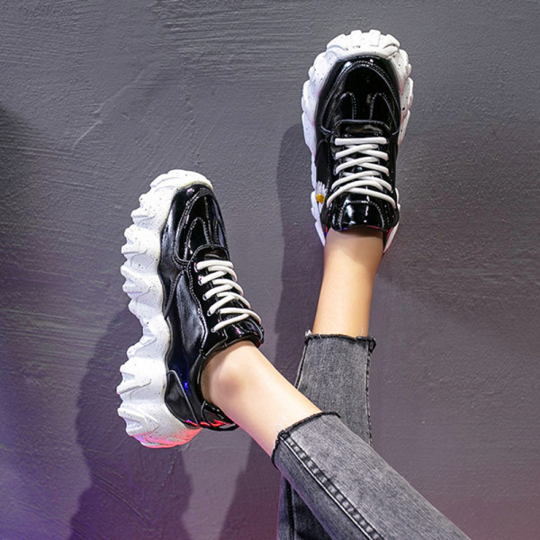 Νέο μοντέλο αθλητικά παπούτσια και πολύχρωμα κεντήματα