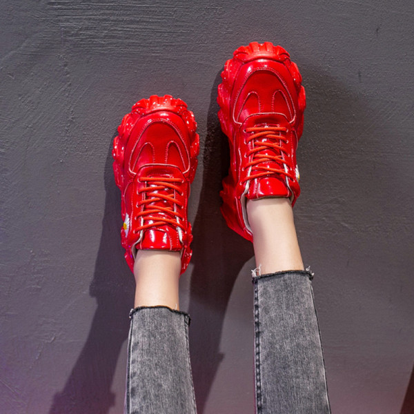 Νέο μοντέλο αθλητικά παπούτσια και πολύχρωμα κεντήματα