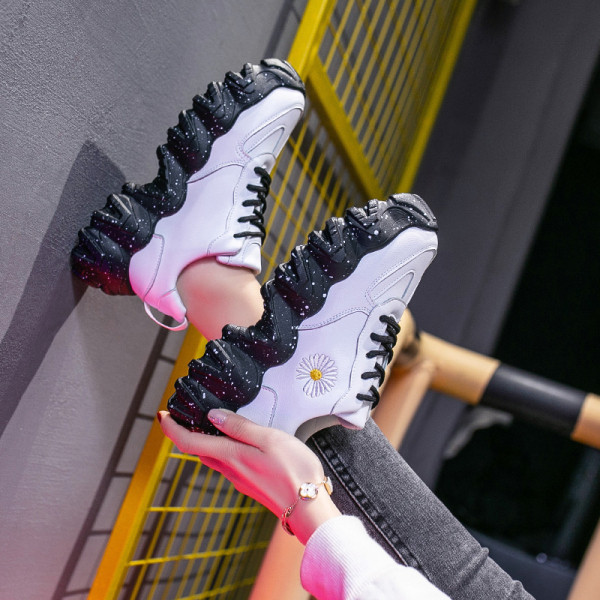 Νέο μοντέλο αθλητικά παπούτσια και πολύχρωμα κεντήματα