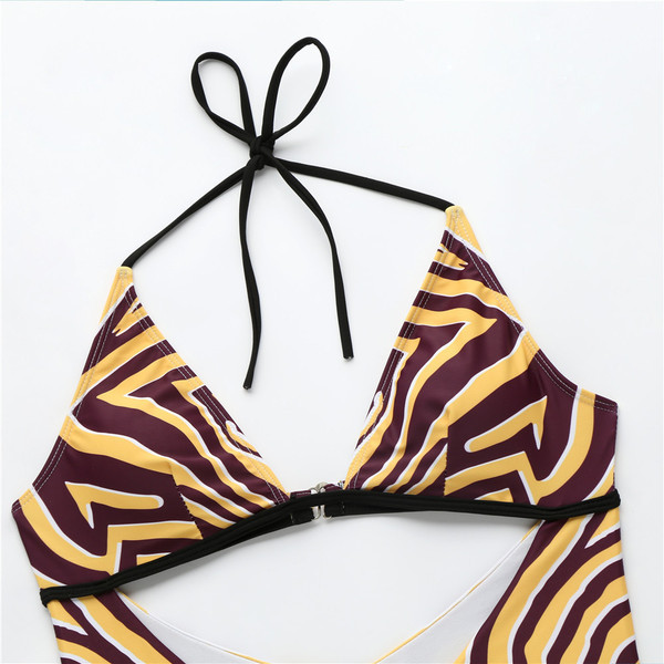 Pilns peldkostīms ar plānām lencēm, izgriezumiem un krāsainu rakstu