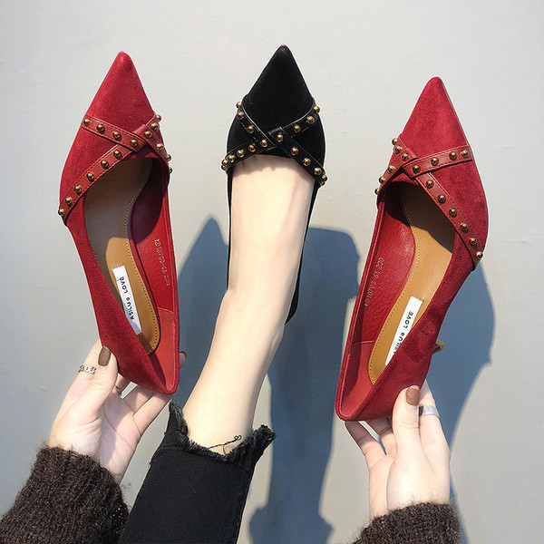 Pantofi dama model ascutit cu nituri metalice si toc subtire