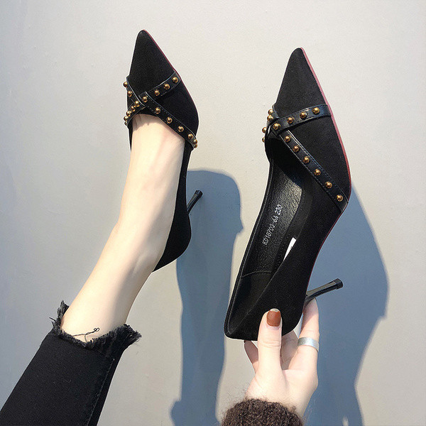 Pantofi dama model ascutit cu nituri metalice si toc subtire