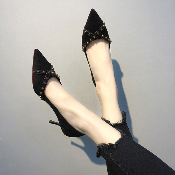 Pantofi dama model ascutit cu nituri metalice si toc subtire