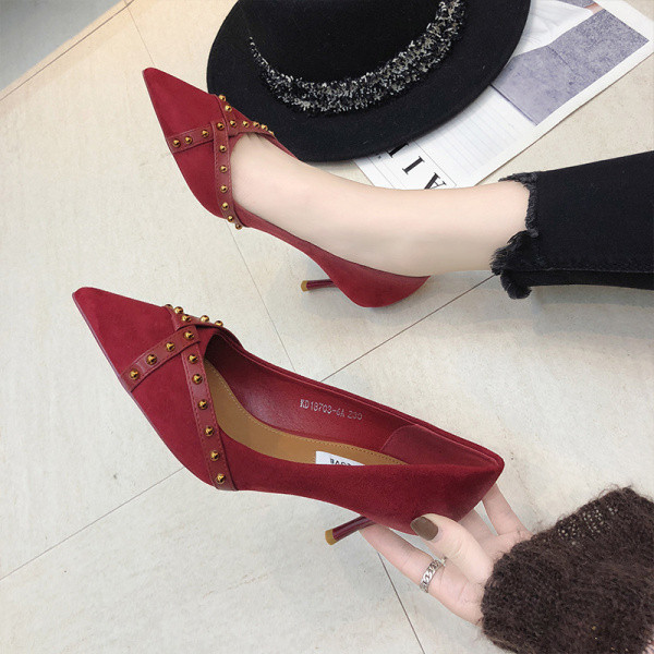 Pantofi dama model ascutit cu nituri metalice si toc subtire