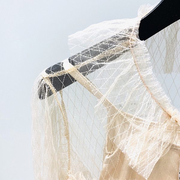 Modern női tüll ing lótusz ujjakkal és flitterekkel