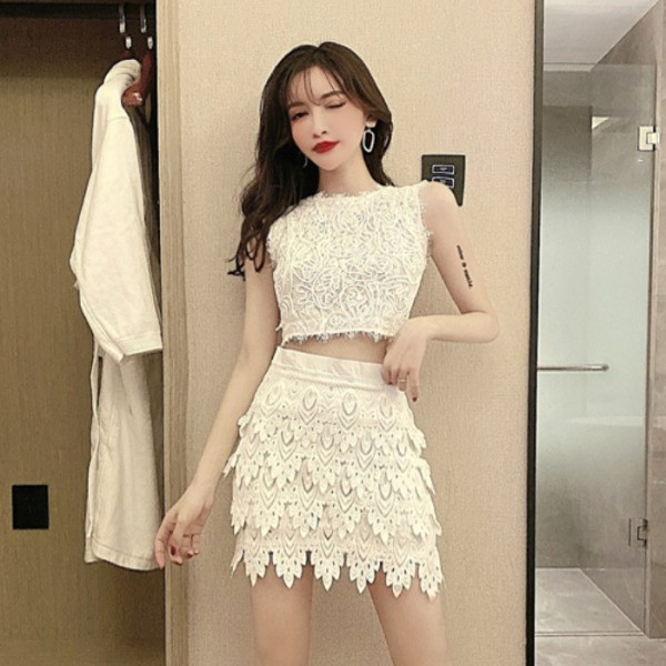 Jauna modeļa vasaras sieviešu komplekts ar īsu topu un īsiem svārkiem