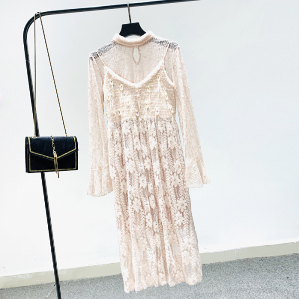 Jauna modeļa sieviešu mežģīņu kleita - piegriezuma modelis ar garām piedurknēm