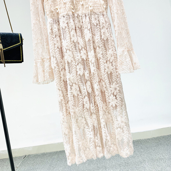 Jauna modeļa sieviešu mežģīņu kleita - piegriezuma modelis ar garām piedurknēm