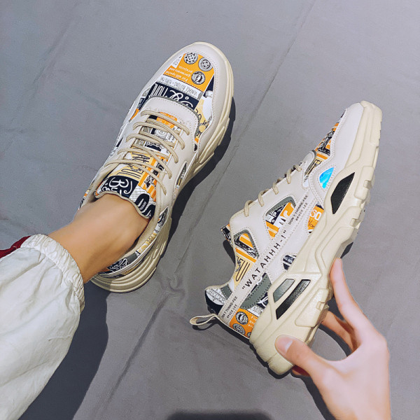 Színes férfi tornacipő új modellje applikációkkal és durva talppal