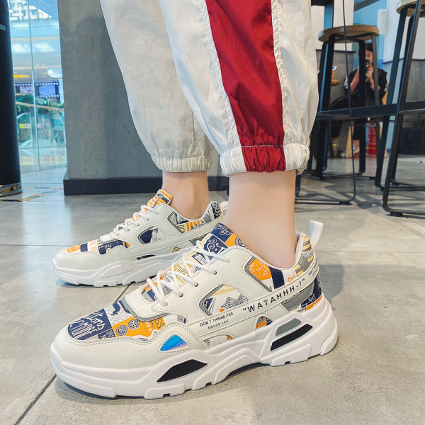 Színes férfi tornacipő új modellje applikációkkal és durva talppal