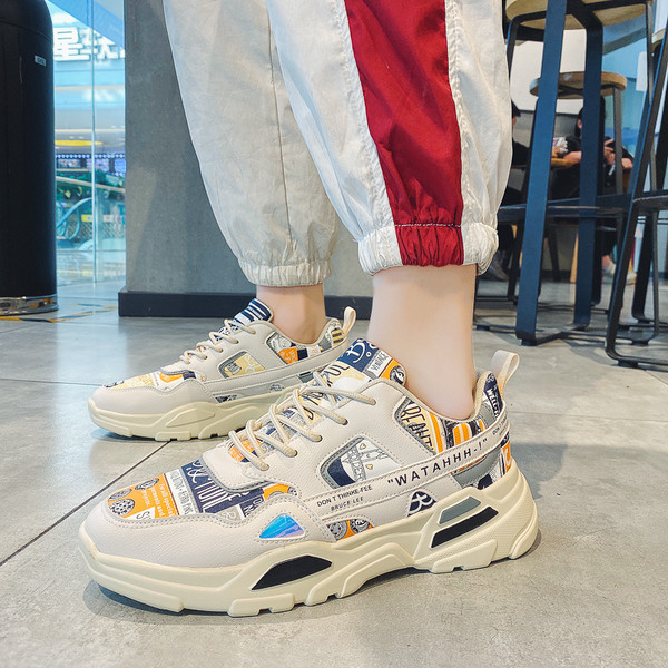 Színes férfi tornacipő új modellje applikációkkal és durva talppal