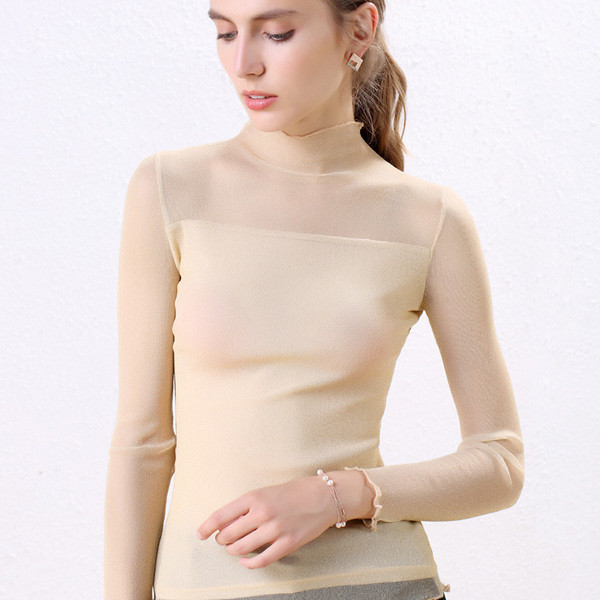 Moderna sieviešu blūze ar garām piedurknēm un augstu apkakli