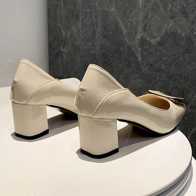 Γυναικεία παπούτσια έκο δερμάτινα με χοντρό τακούνι και μεταλλικό στοιχείο