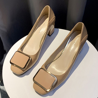 Γυναικεία παπούτσια έκο δερμάτινα με χοντρό τακούνι και μεταλλικό στοιχείο