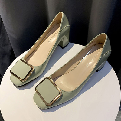 Γυναικεία παπούτσια έκο δερμάτινα με χοντρό τακούνι και μεταλλικό στοιχείο