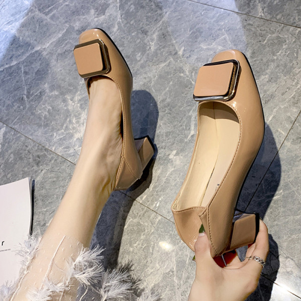 Γυναικεία παπούτσια έκο δερμάτινα με χοντρό τακούνι και μεταλλικό στοιχείο