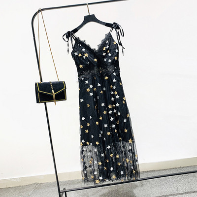 Moderna sieviešu kleita ar špica kakla izgriezumu un plānām zvaigžņu lencītēm