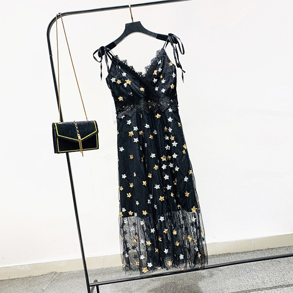 Moderna sieviešu kleita ar špica kakla izgriezumu un plānām zvaigžņu lencītēm