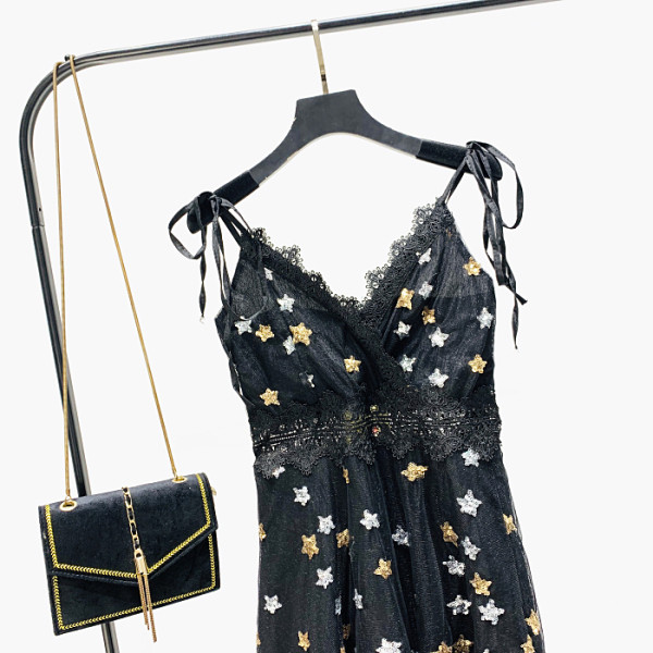 Moderna sieviešu kleita ar špica kakla izgriezumu un plānām zvaigžņu lencītēm