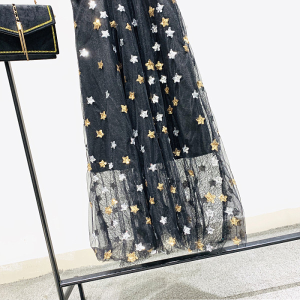 Moderna sieviešu kleita ar špica kakla izgriezumu un plānām zvaigžņu lencītēm