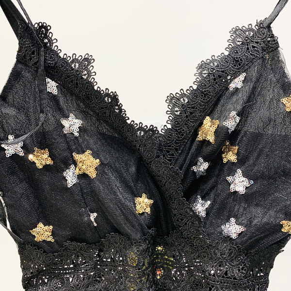 Moderna sieviešu kleita ar špica kakla izgriezumu un plānām zvaigžņu lencītēm