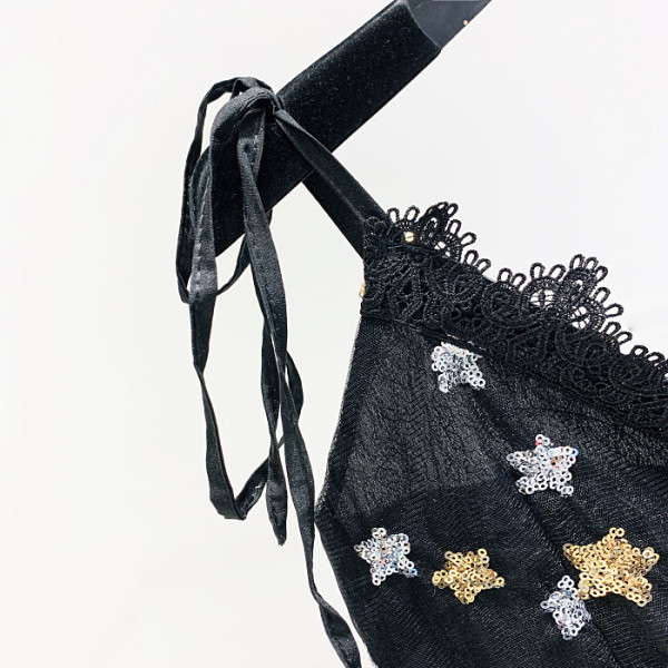 Moderna sieviešu kleita ar špica kakla izgriezumu un plānām zvaigžņu lencītēm