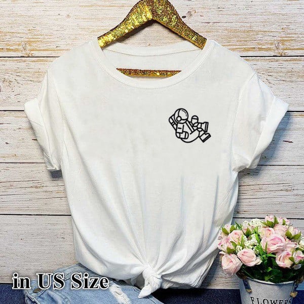 Sieviešu balts T-krekls ar īsām piedurknēm un aplikāciju - izmērs līdz 4XL