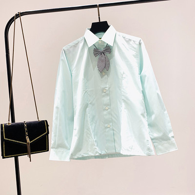 Modernūs moteriški marškiniai su klasikine apykakle ir kaspinu