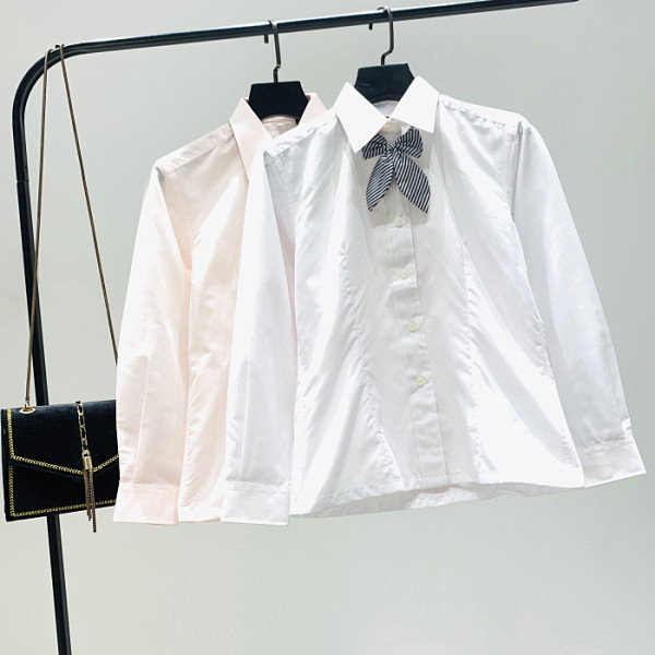 Modernūs moteriški marškiniai su klasikine apykakle ir kaspinu