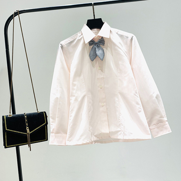 Modernūs moteriški marškiniai su klasikine apykakle ir kaspinu