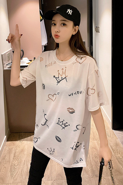 Ikdienas sieviešu T-krekls ar īsām piedurknēm, ovālu kakla izgriezumu un aplikāciju