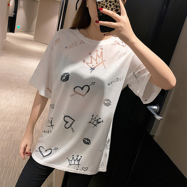 Ikdienas sieviešu T-krekls ar īsām piedurknēm, ovālu kakla izgriezumu un aplikāciju