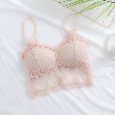 Ikdienas sieviešu krūtis ar ziedu mežģīnēm un plānām lencēm