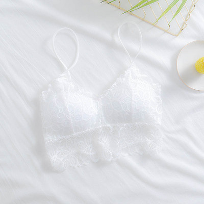 Ikdienas sieviešu krūtis ar ziedu mežģīnēm un plānām lencēm