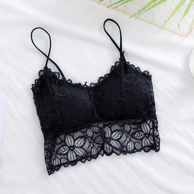 Ikdienas sieviešu krūtis ar ziedu mežģīnēm un plānām lencēm