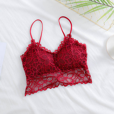 Ikdienas sieviešu krūtis ar ziedu mežģīnēm un plānām lencēm