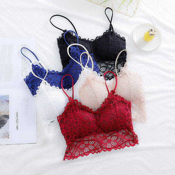 Ikdienas sieviešu krūtis ar ziedu mežģīnēm un plānām lencēm