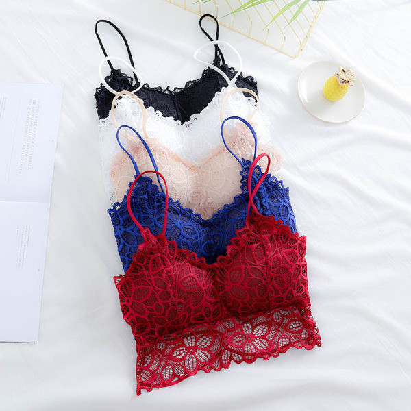 Ikdienas sieviešu krūtis ar ziedu mežģīnēm un plānām lencēm