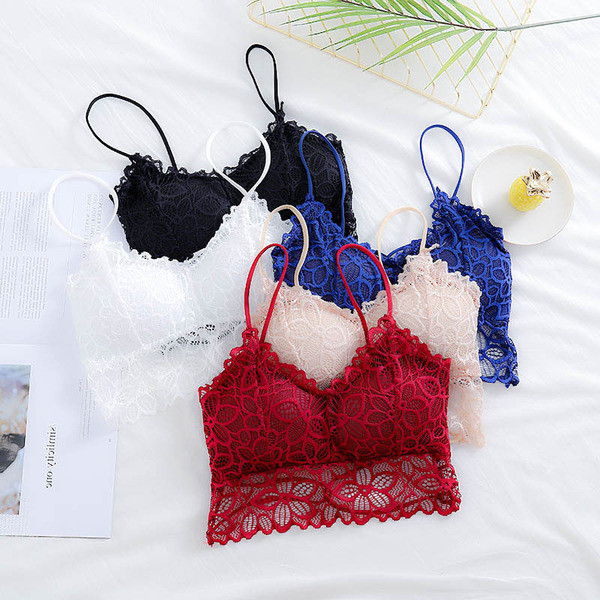 Ikdienas sieviešu krūtis ar ziedu mežģīnēm un plānām lencēm