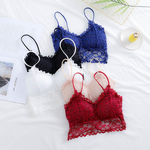 Ikdienas sieviešu krūtis ar ziedu mežģīnēm un plānām lencēm