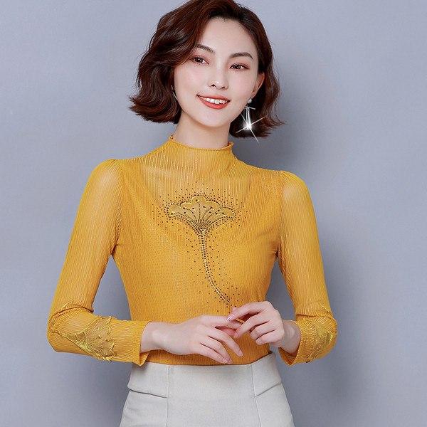 Modern női blúz kövekkel és alacsony gallérral