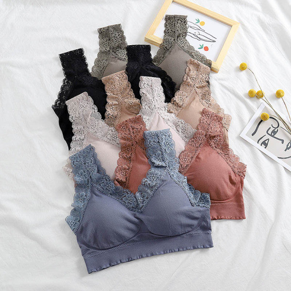 Ikdienas sieviešu krūtis ar platām lencēm un mežģīnēm