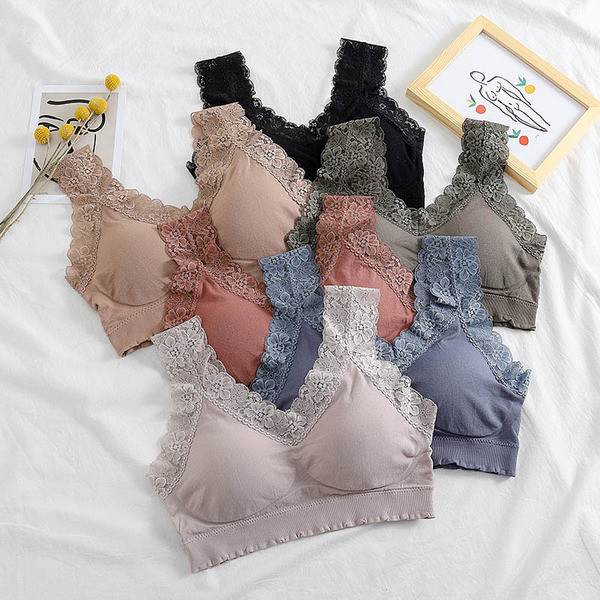 Ikdienas sieviešu krūtis ar platām lencēm un mežģīnēm