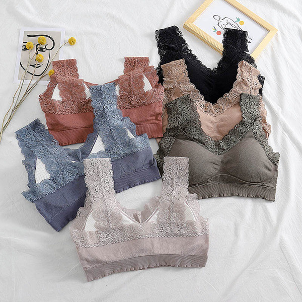 Ikdienas sieviešu krūtis ar platām lencēm un mežģīnēm