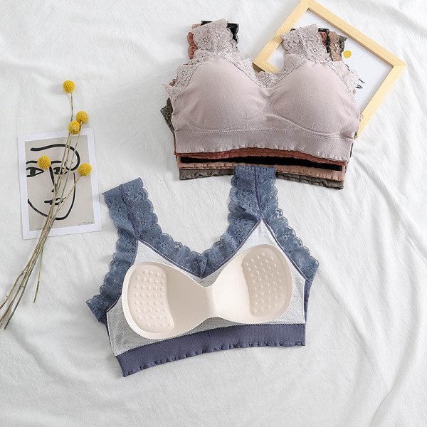 Ikdienas sieviešu krūtis ar platām lencēm un mežģīnēm