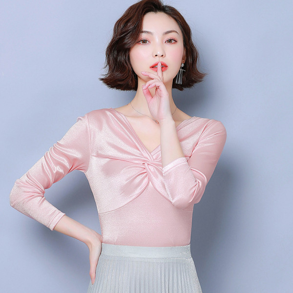 Stilīga sieviešu blūze ar garām piedurknēm un špica kakla izgriezumu